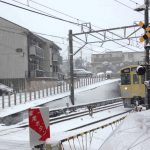 西武新宿線　狭山市駅そば踏切　雪でも元気に運行中
